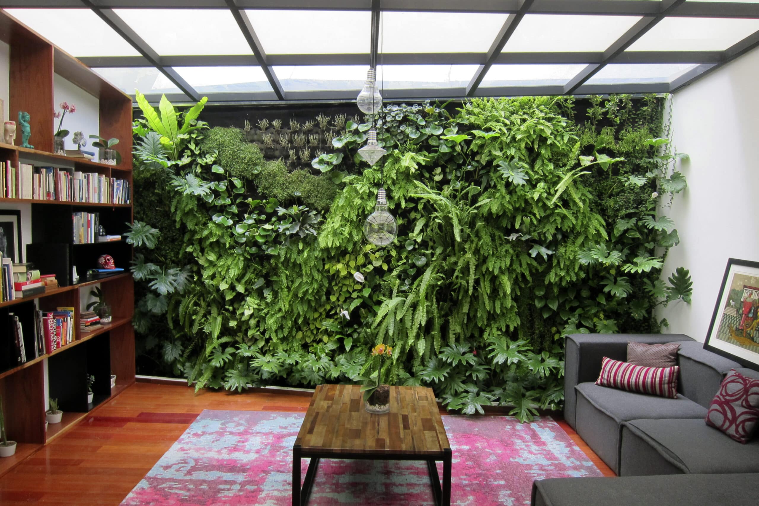 Muro verde con vegetación para interior
