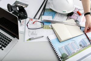 arquitecto-incognito-mesa-trabajo_1304-1701